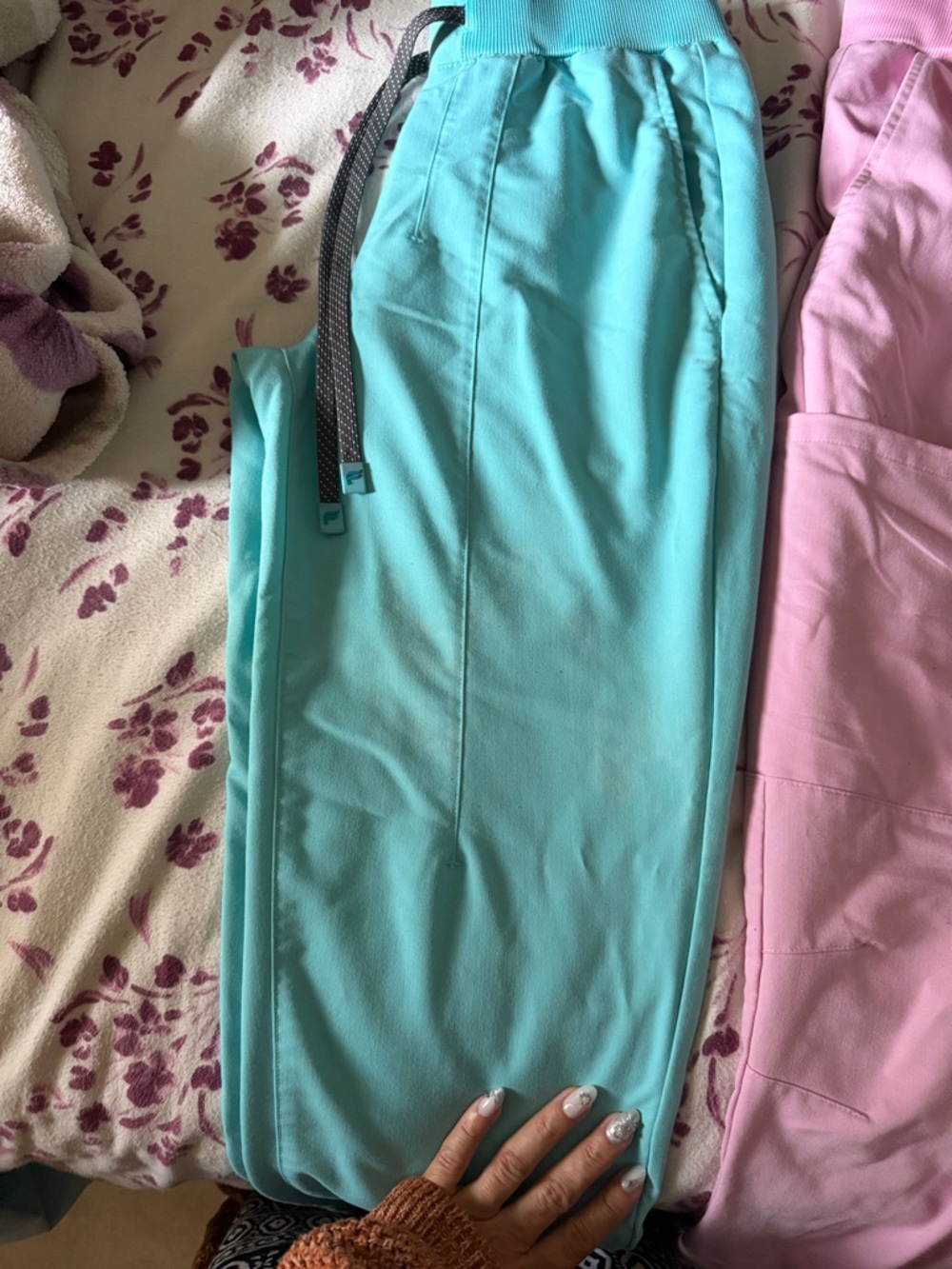 Fabletics scrubs - Picture 2 of 4